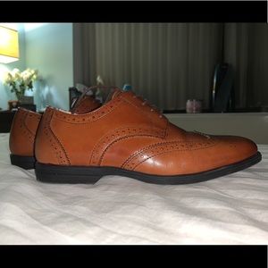Boys US size 5 Florsheim wing tip shoes
